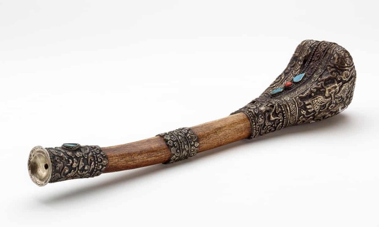 Một khí cụ làm từ xương đùi, được dùng trong nghi lễ Phật giáo Tây Tạng